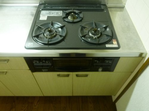 Kitchen. 3-burner stove