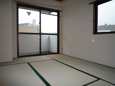 Other room space. Japanese-style room is a 6-mat type! The lighting in all rooms, There. 