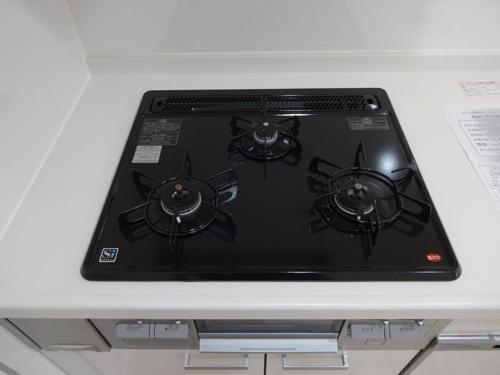 Kitchen. Ease dishes in the 3-burner stove