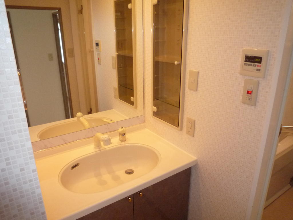 Washroom. It is the washstand the entire mirror of the wide span! Storage is also a large number.