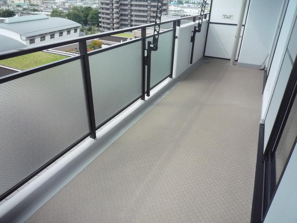 Balcony. The room is a wide balcony of the southeast half! Also good day ventilation