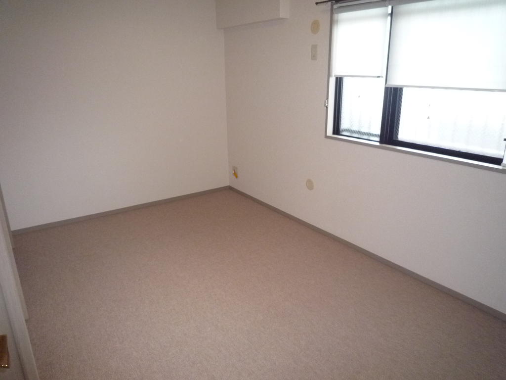 Other room space. Spacious 7.5 tatami bedroom! Is also stored securely CL!