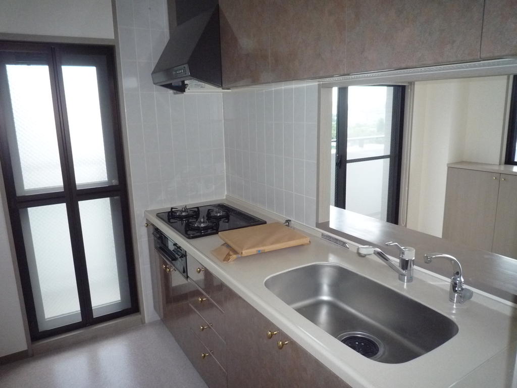 Kitchen. Spacious kitchen of wide sink! Water purifier is also equipment!