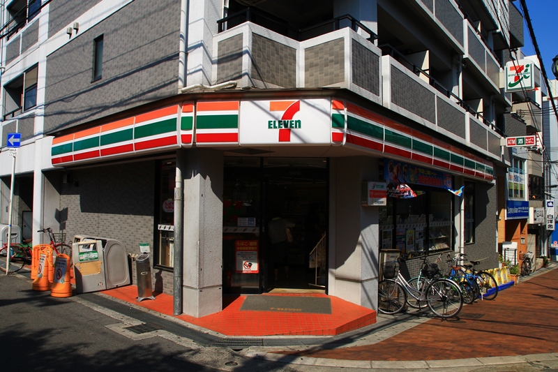 Convenience store. Seven-Eleven Suita Senriyamanishi 5-chome up (convenience store) 337m