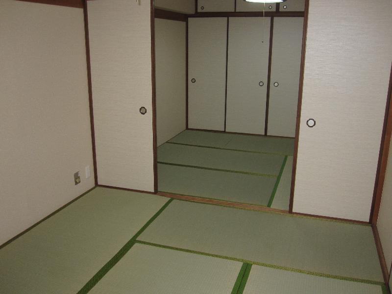 Living and room. 2 between the continuance of the Japanese-style room