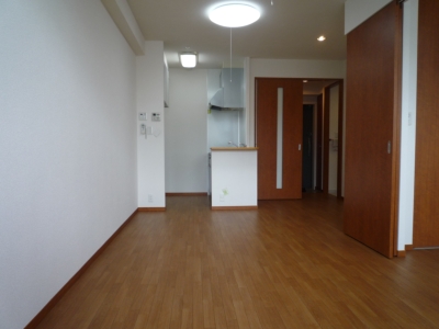 Living and room. Longing of 1LDK! Also with floor heating! Lighting in two planes, Bright! 
