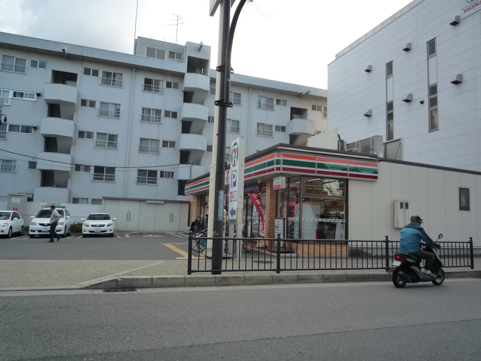 Convenience store. 600m to Seven-Eleven (convenience store)