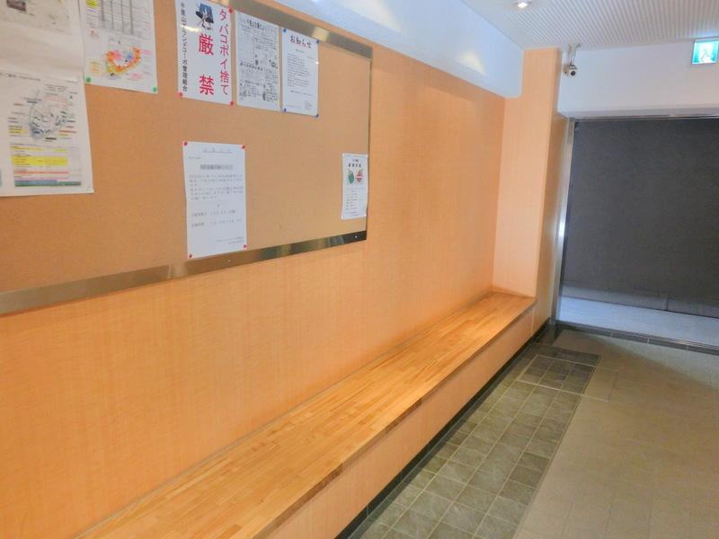 Other common areas. In front of the elevator, There is a break can space.