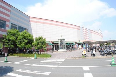 Supermarket. Izumiya to (super) 625m