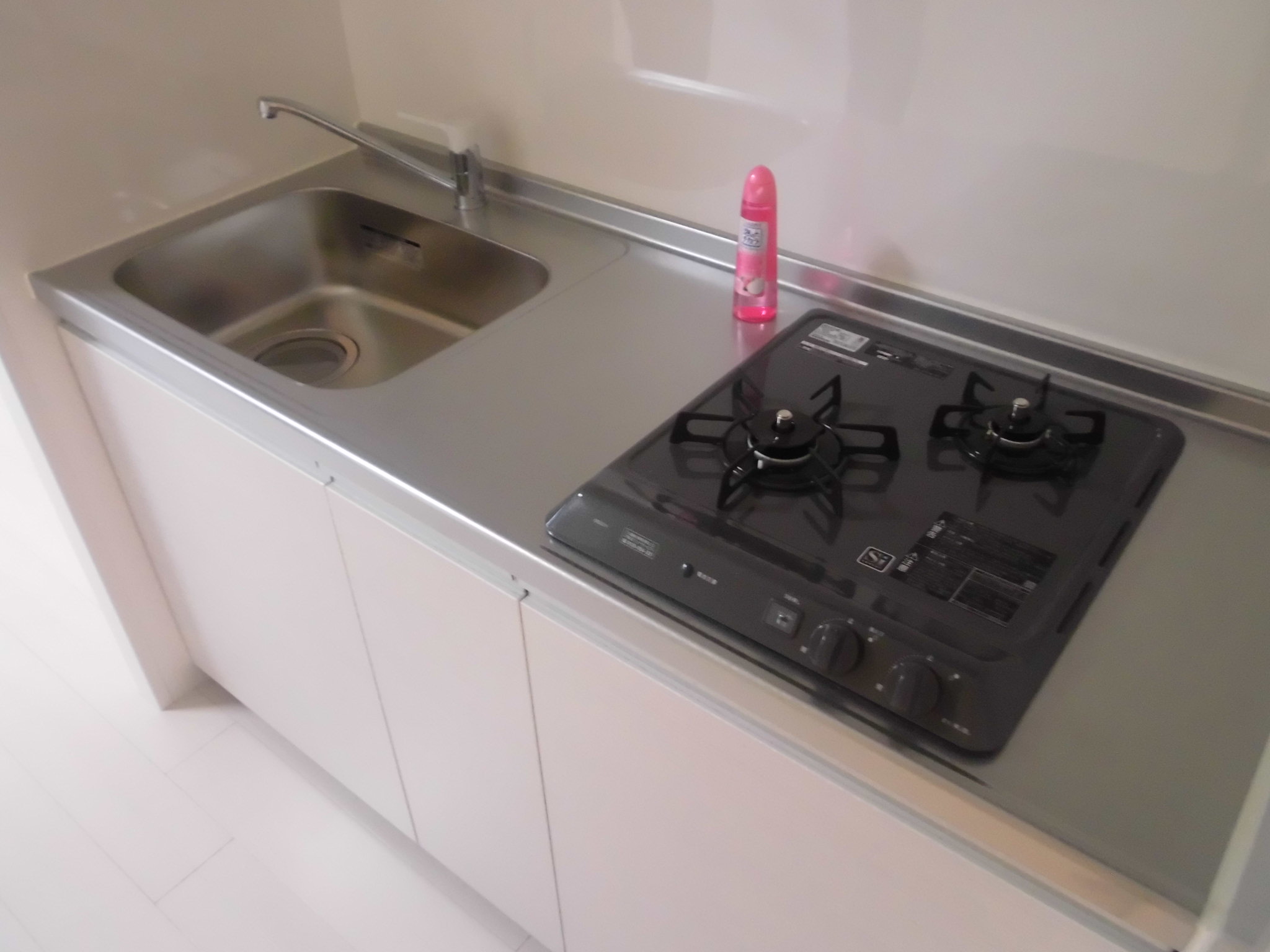 Kitchen. Sink is also a system kitchen also spacious two-burner gas storage! 