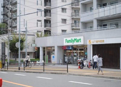 Convenience store. 500m to Family Mart (convenience store)