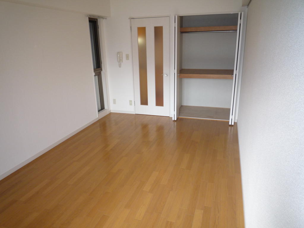 Other room space. Spacious 30 square meters across the room. On the south-facing, Bright! 