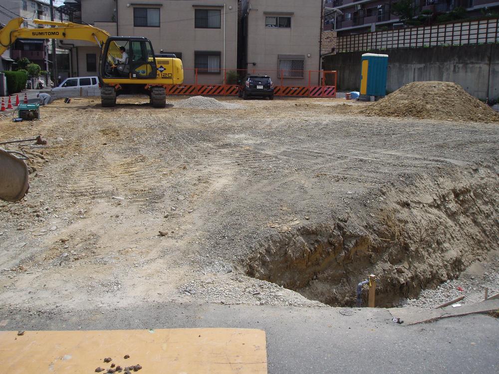 Local land photo. It is now construction, There is no also difference in height between the front road and the land. 