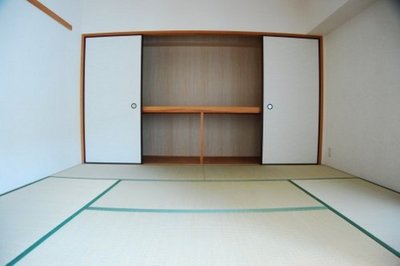 Living and room. There is a large closet in the Japanese-style room, Storage capacity is outstanding.