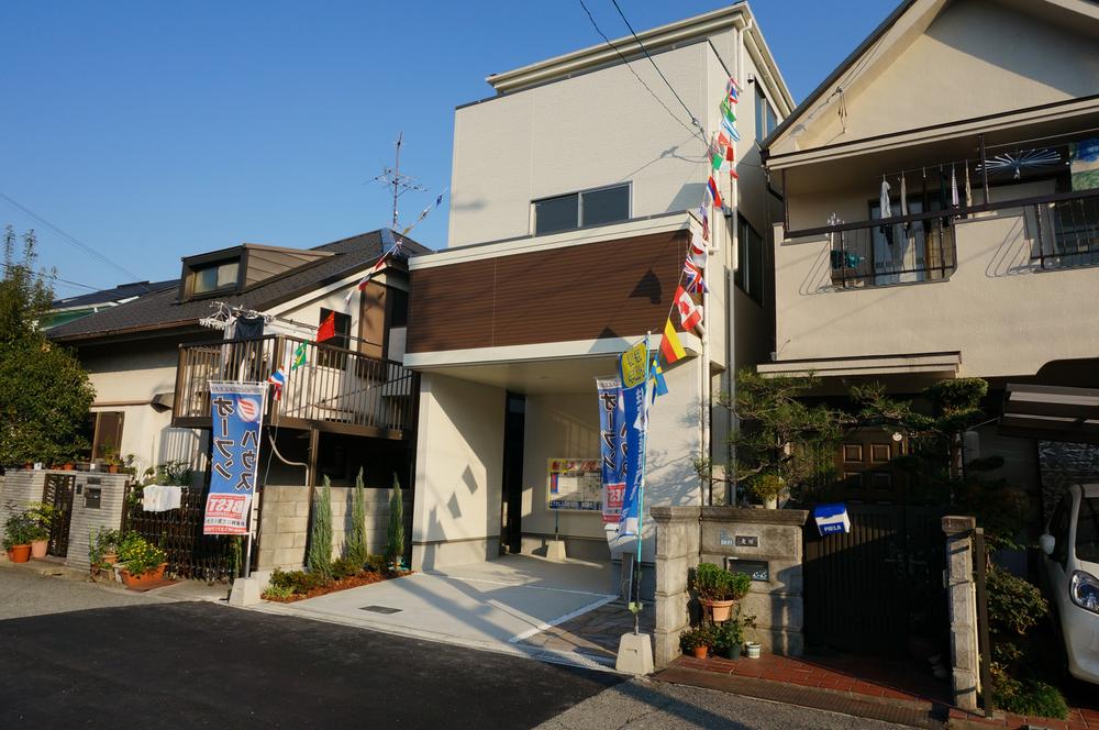 Local photos, including front road. Hankyu is Senrisen "Toyotsu" station to be convenient proximity to commuting and a 6-minute walk