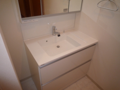 Washroom. It is an independent basin of wide triple mirror! Shower dresser correspondence