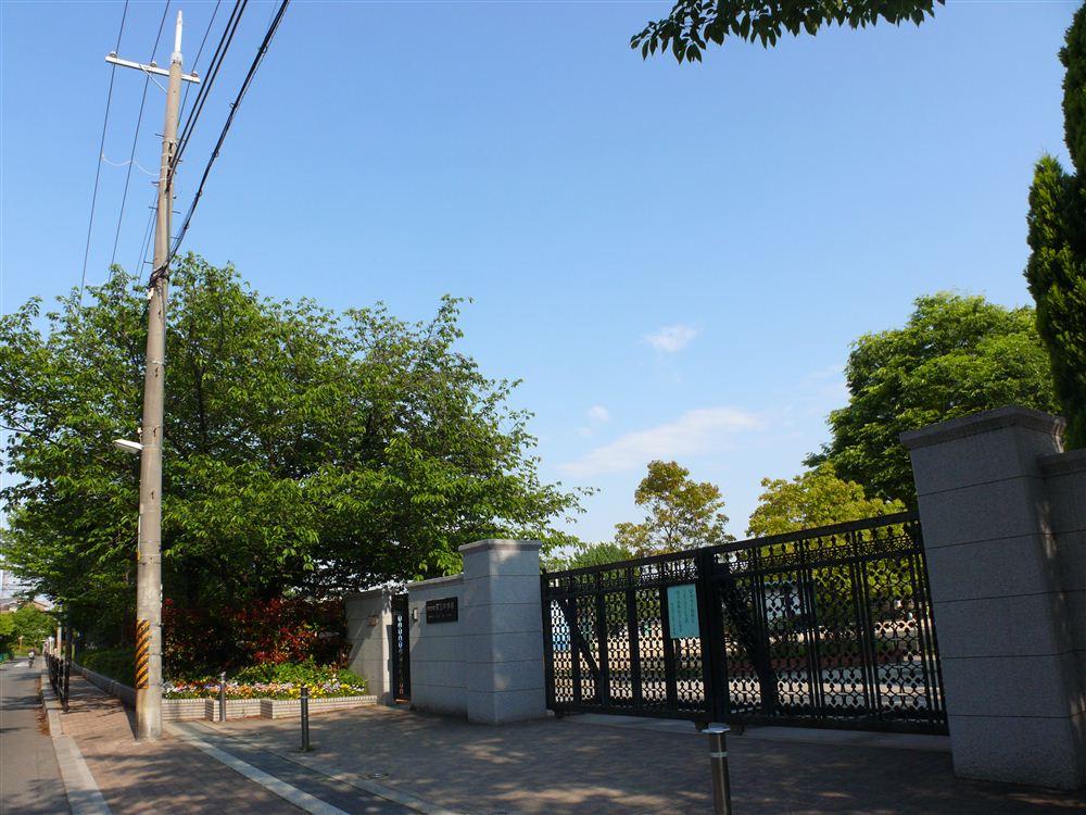 Junior high school. 941m to Suita Tatsudai three junior high school  [12 mins] Lush junior high school. Ground is also widely, Since the peripheral has a high building without any discussions, It is likely to send spontaneous and was the school life.