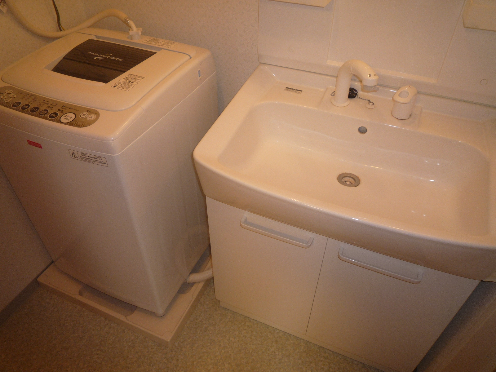 Washroom. It is a wide independent shampoo dresser! Spacious is also dressing room.