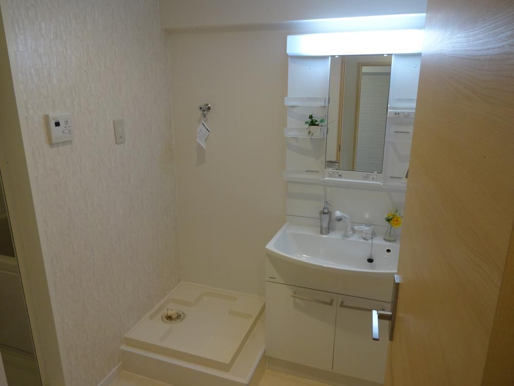 Wash basin, toilet. Washroom