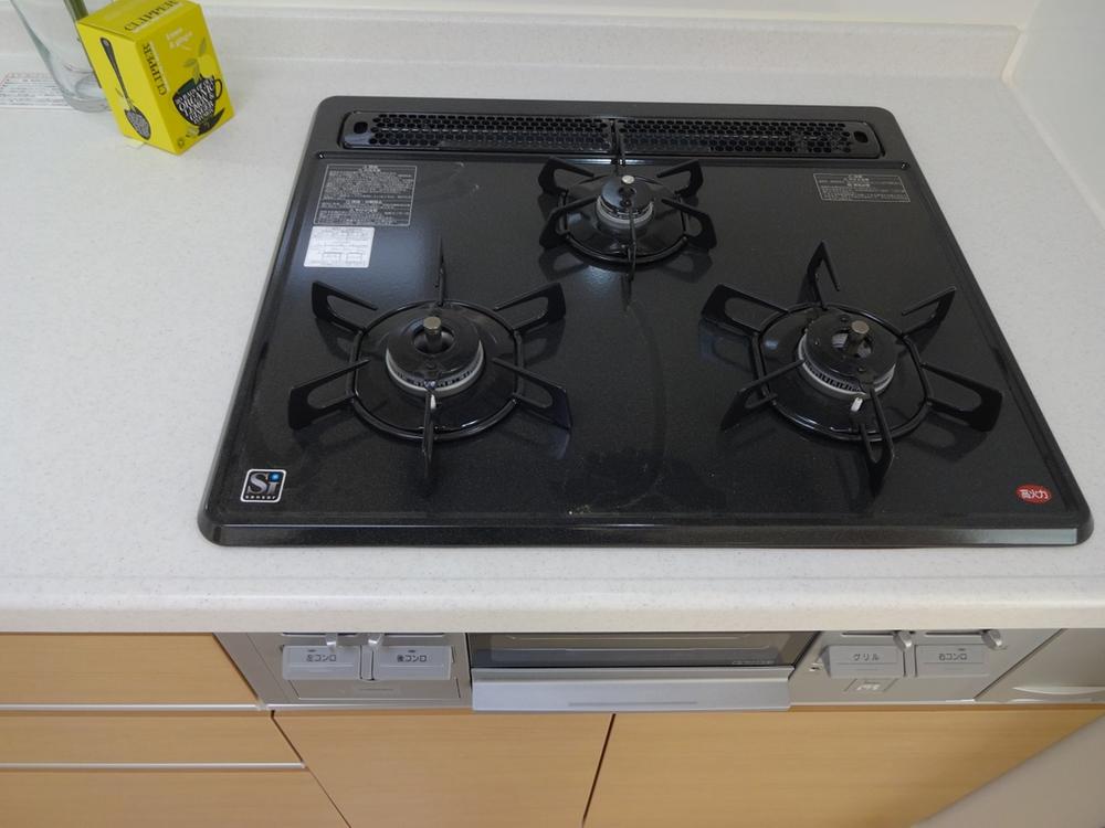 Kitchen. You Hakadori in the three-necked gas stove!