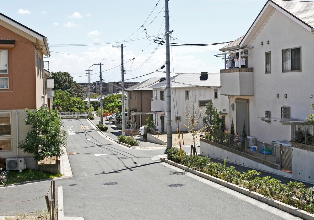 Sale already cityscape photo. Main Street, Spacious 9 meters (sidewalk included)