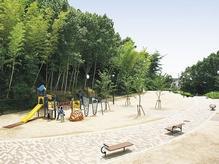 There is a square with the "forest" was turned and walking paths in Nagano park of about 14000 sq m. summer ~ Autumn you can enjoy a moth. Shakutani park is across the street from Nagano park. After school is crowded with a lot of children