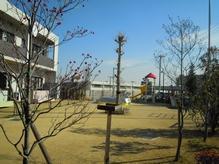 Round Hill ・ Load is going back and forth a lot of kindergarten bus. Evidence that small children are living many. Photo 3-minute walk of Minamiyamata green nursery school (about 300m). Support the mom to work