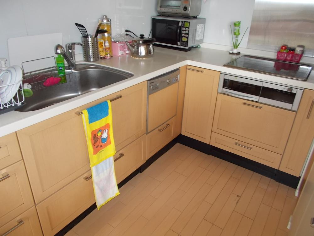 Kitchen. You glad your wife is cooking L-shaped kitchen. There is also counter to be side by side dishes made in the living side.