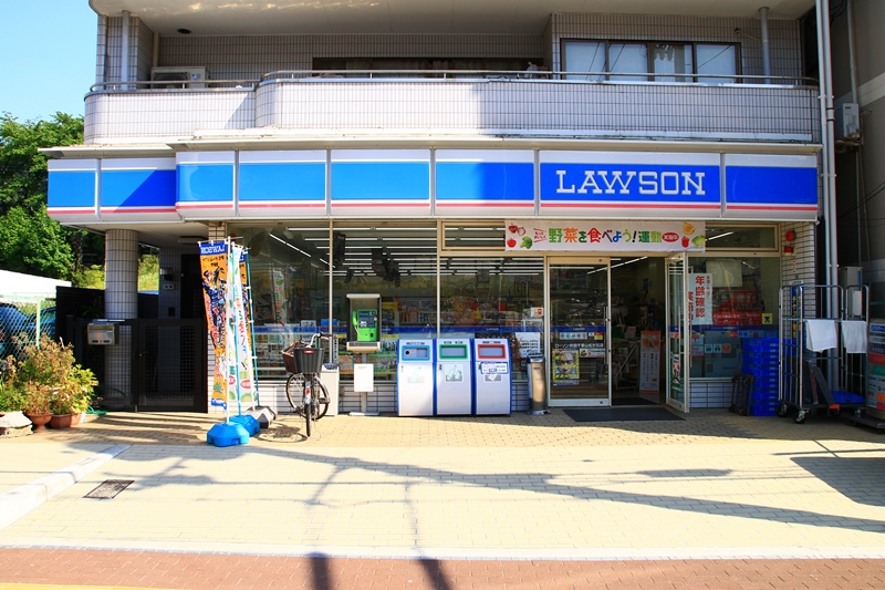 Convenience store. 500m to Lawson Suita Senriyamamatsugaoka store (convenience store)