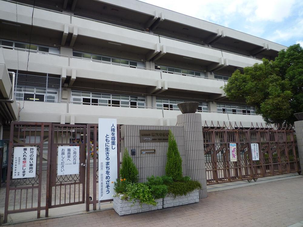 Junior high school. 892m to Suita Municipal sixth junior high school
