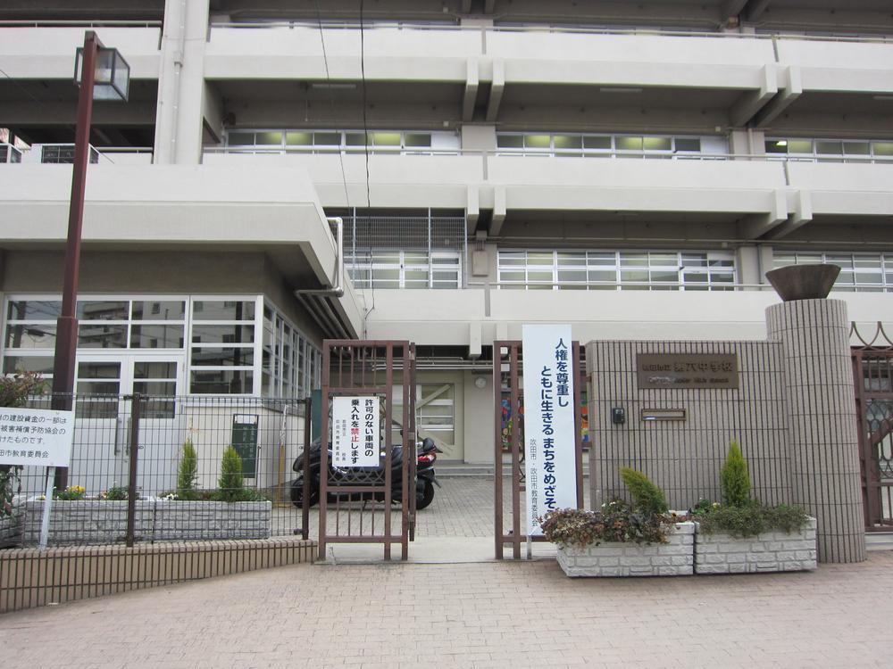 Junior high school. 910m to Suita Municipal sixth junior high school