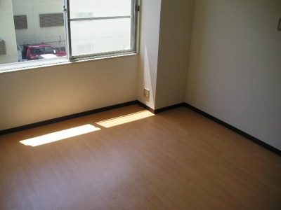 Living and room. Day is sufficient dining kitchen! The living room and another looks happy! 