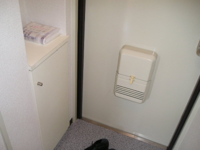 Entrance. Both are equipped clean shoes BOX entrance! 