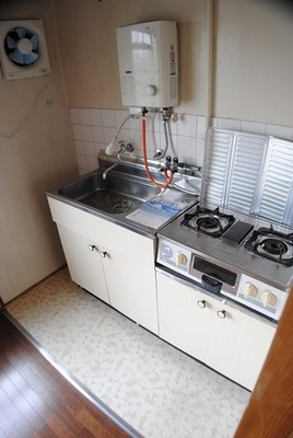 Kitchen. Two-necked gas stove