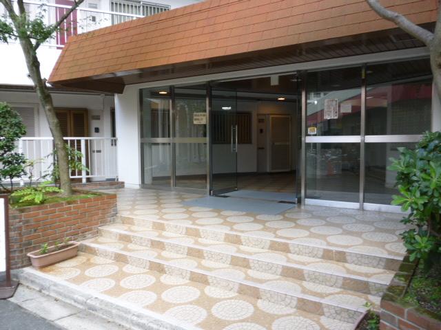 Entrance. Common areas