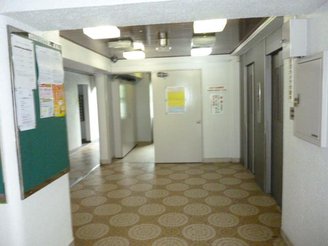 Entrance. Common areas