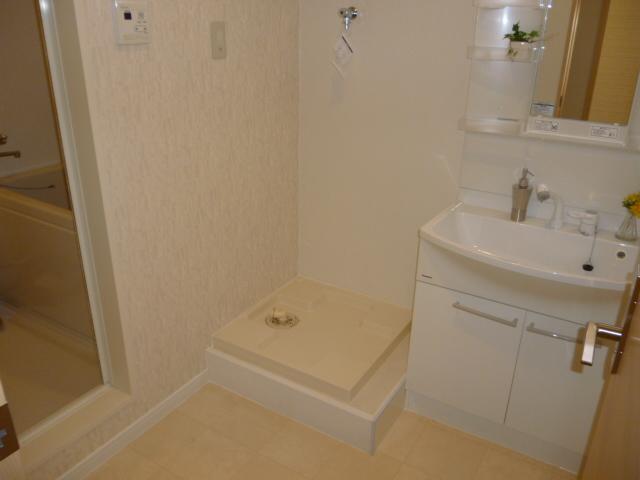 Wash basin, toilet. bathroom