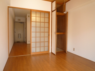 Living and room. I am happy is to use in the room is also separated by a firm also spacious DK. 