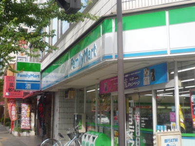 Convenience store. FamilyMart! Esaka is Lawson often but there is also another smile (convenience store) to 200m