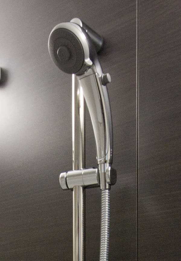 Bathing-wash room.  [Slide bar ・ Switching shower head] Shower with a hook slide bar that you can adjust the position of the shower head, It supports the attitude in the bathroom. Also, The shower head to be switched the strength of the shower at the touch of a button is, Water can save is with a hand water cutoff switch (same specifications)