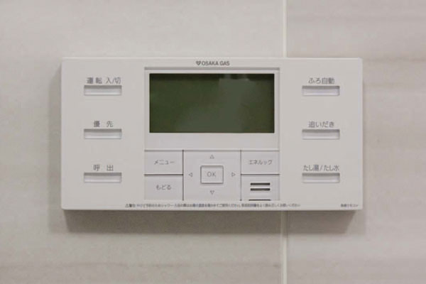 Bathing-wash room.  [Bathroom remote control] Hot water-covered, Reheating, Operations, such as hot water temperature settings are installed bathroom remote control which can at the touch of a button (same specifications)