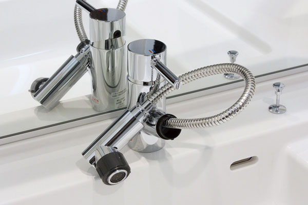 Bathing-wash room.  [Single-lever multi-faucet] Equipped with a convenient single-lever multi faucet pull out the head part. You can switch the water conditioner and shower (same specifications)