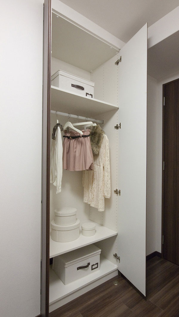 Receipt.  [closet] At the height of up to Western-style ceiling near, Closet which adopted a functional system storage is provided (same specifications)
