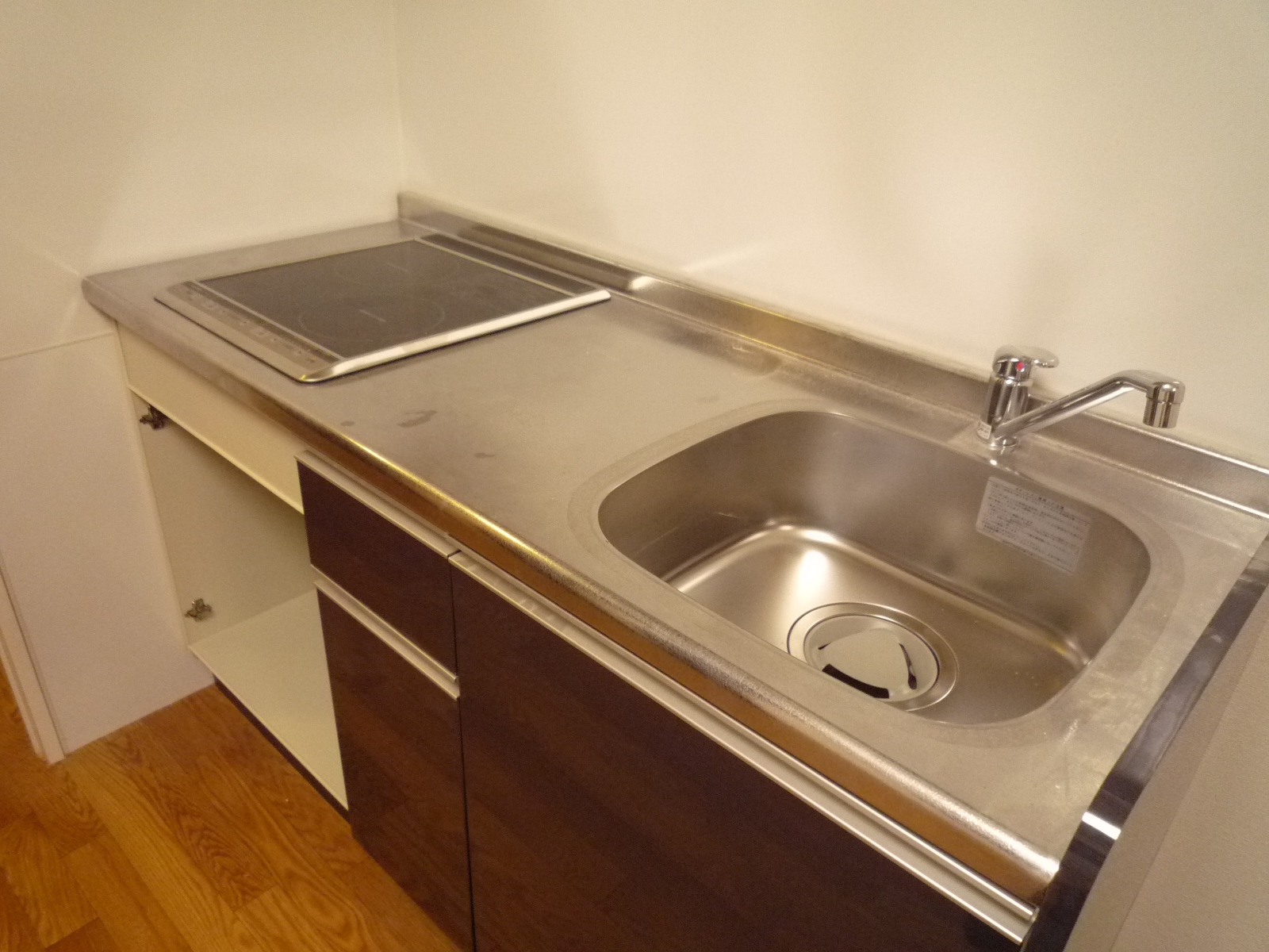 Kitchen. IH is a system kitchen 2-neck. It is also spacious sink. 