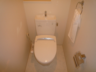 Toilet. Washlet is equipped! Storage rack firmly!