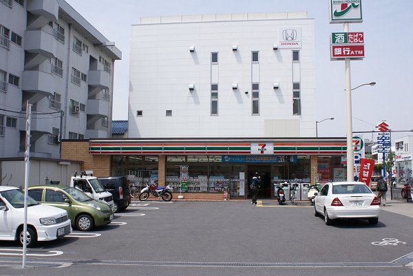 Convenience store. Seven-Eleven Suita Minamikanada 1-chome to (convenience store) 363m