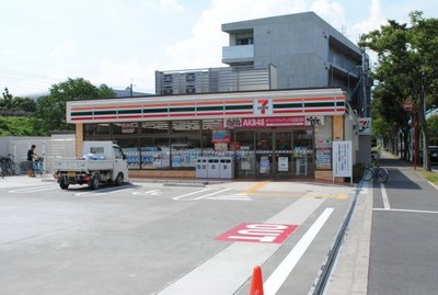 Convenience store. Seven-Eleven (convenience store) up to 100m