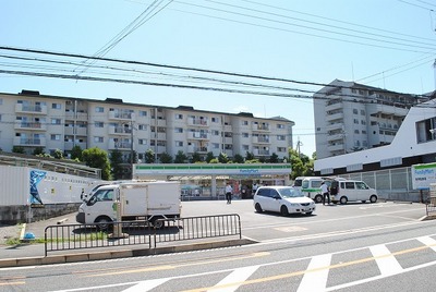 Convenience store. 1000m to FamilyMart Suita Yamadanishi store (convenience store)