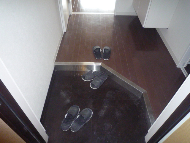 Entrance. Spacious clean at the door! Shoes BOX is also larger! 
