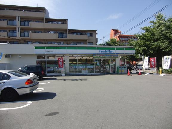 Convenience store. FamilyMart Suita Asahigaoka the town store (convenience store) up to 1004m